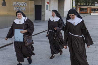 Las clarisas de Belorado, tras ratificar su denuncia en los juzgados de Burgos.