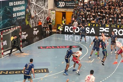 El UBU San Pablo Burgos durante su partido en Cangas.