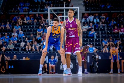 El exjugador del San Pablo Javi Vega, ahora en las filas del Lleida, cubre a Ristic ayer en Madrid.