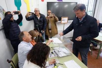 El presidente del PP de Burgos, Borja Suárez, vota en las elecciones europeas.