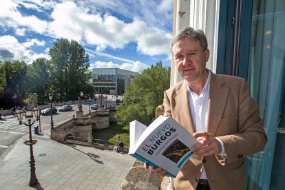 Javier Lacalle, en el Teatro Principal, con un ejemplar de su libro 'El nuevo Burgos'.