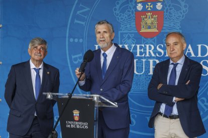 Los rectores de León, Juan Francisco García Marín, el rector de la UBU, Manuel Pérez Mateos, y el rector de la Universidad de Valladolid, Antonio Largo Cabrerizo, en la presentacion del grado de Ciencias de la Gastronomía.