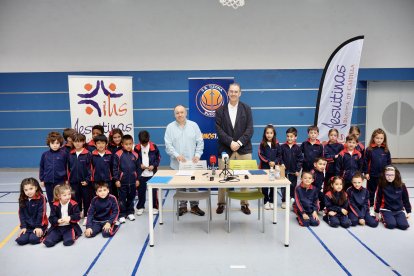 El Club Baloncesto Tizona y el colegio Blanca de Castilla firman un acuerdo de colaboración.