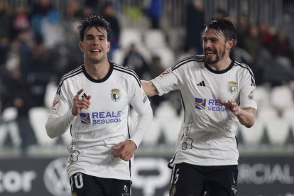 Atienza, a la derecha, celebra un gol con Bermejo.