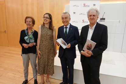 La directora general de Políticas Culturales de la Junta de Castilla y León, Inmaculada Martínez, ha presentado la programación del MEH acompañada por sus responsables, Aurora Martín y Juan Luis Arsuaga, y el delegado territorial de la Junta, Roberto Saiz.