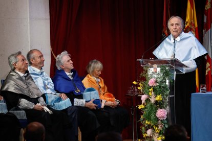 Joan Manuel Serrat, durante su investidura como doctor Honoris Causa de la UBU.