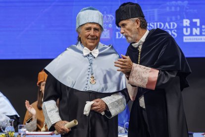 Joan Manuel Serrat junto al rector de la UBU, Manuel Pérez Mateos.