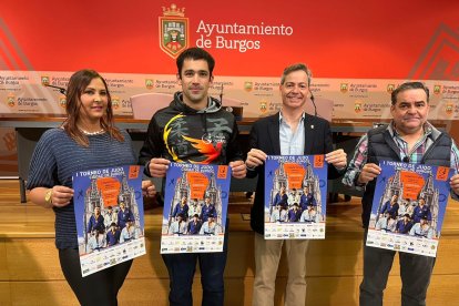 El concejal de Deportes, César Barriada, trasladó el apoyo del Ayuntamiento a los integrantes del club Suzoku, organizador del I Torneo de Judo Ciudad de Burgos.