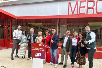 Diez de los doce concejales del PSOE durante el balance del primer año de Gobierno de Cristina Ayala, frente al mercado provisional de plaza de España.