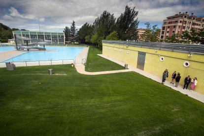 Los vestuarios y el césped resembrado están listos para recibir a los bañistas desde este lunes, 17 de junio.