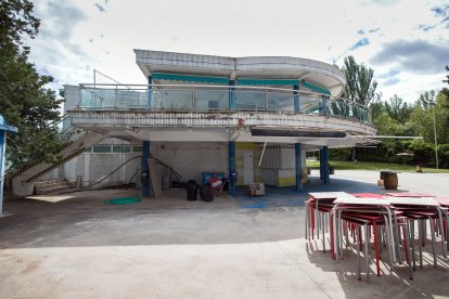 Edificio central de las piscinas de El Plantío donde se ubican entre otros servicios la cafetería.