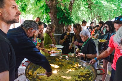 Paella solidaria, juegos familiares, música, actividades, asociaciones se dieron cita en esta propuesta que ha llegado para quedarse