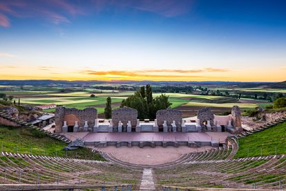 Atardecer en el Teatro de Clunia.