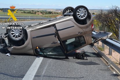 Asi quedó el coche volcado con 33 kilos de hachís.