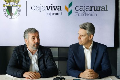 El presidente de la Fundación Caja Rural, Tomás Fisac, con el director general del Burgos CF, Alejandro Grandinetti.