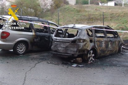 Vehículo calcinado, propiedad de un guardia civil, a manos de una peligrosa banda juvenil de Briviesca.