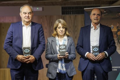 Andrés Hernando (Hiperbaric), Rosa María Santamaría (DINper) y José María Vela (ITCL).