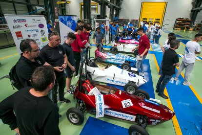 Presentación de los coches de inercia que participan en la XI Hiperbaric Challenge.