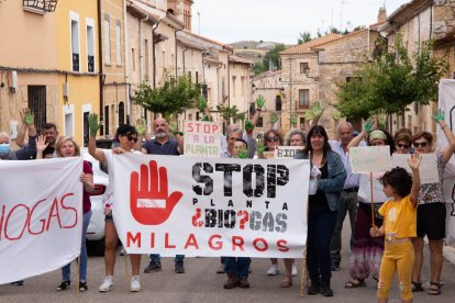 Los vecinos de Milagros forman una cadena humana contra la planta de biogás.