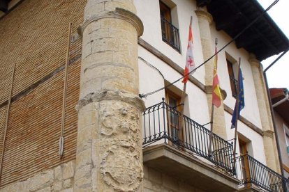 Balcón del Ayuntamiento de Treviño.