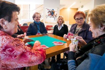 Un grupo de mujeres juega a las cartas, en el edificio de la calle Vitoria 203.