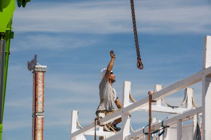 Los feriantes ultiman el montaje de las atracciones para abrir esta tarde al público.