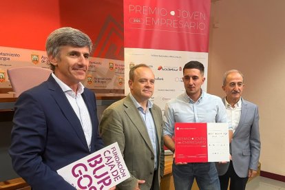 Mario Pérez, presidente de la Asociación de Jóvenes Empresarios de Burgos, posa con los representantes de las instituciones que apoyan la iniciativa.