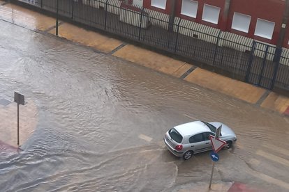 Una espectacular tormenta en Burgos anega las principales calles de la ciudad.