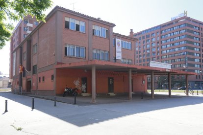 Edificio de Relaciones Laborales, en la zona sur de la ciudad, junto al bulevar.