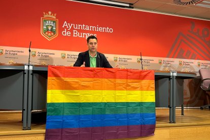 Daniel de la Rosa, portavoz del PSOE, ha comparecido en rueda de prensa con una bandera arcoíris, en el Día del Orgullo, este 28 de junio.