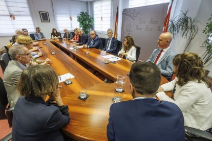 Representantes de Sanidad y la UBU, liderados por el consejero Alejandro Vázquez y el rector, Manuel Pérez Mateos, se reunían para abordar la creación del IBioBurgos.