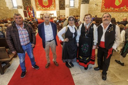 Faustino Jesús González, Evaristo Abajo, Inés Romera, Julia Moreno y Andrés Ruiz, una representación de los burgaleses ausentes.