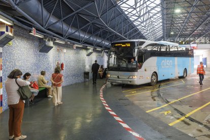 Un grupo de personas espera la llegada de su autobús en la estación de la calle Miranda