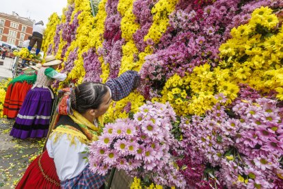 Los colores del mosaico de flores este 2024 fueron el lila y el amarillo.