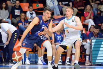 Sergi Huguet con el balón durante el partido ante Menorca.