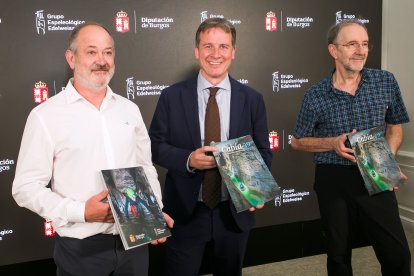 Fernando Pino y Carlos Puch, de Edelweiss, con Borja Suárez (centro).