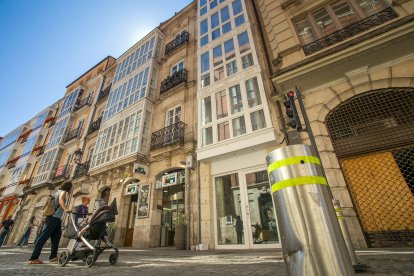 Edificio en la calle San Juan dedicado íntegramente al alquiler vacacional de apartamentos.