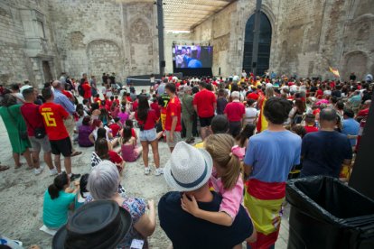 Imagen de aficionados en el Monasterio de San Juan en el partido de la selección femenina.