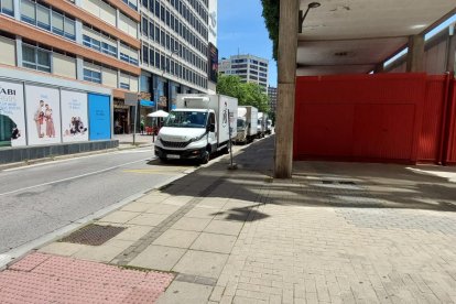 Camiones en el Mercado Norte provisional para el traslado de los puestos