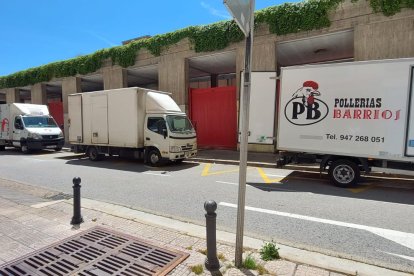 Varios camiones junto al Mercado Norte provisional para descargar género.