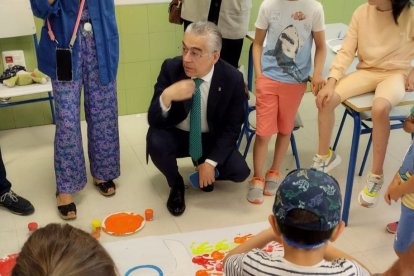 El delegado de la Junta, Roberto Sáiz, visita un colegio en Ibeas.