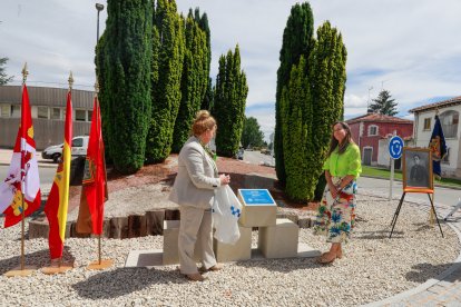 Cristina Ayala y Rebeca Huertos inauguran la glorieta en honor a Faustino Mijangos, policía burgalés asesinado en 1935.