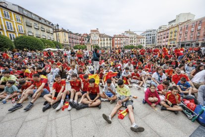 Aficionados en la Plaza Mayor.