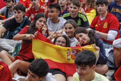 Los aficionados disfrutaron del partido en la Plaza Mayor.