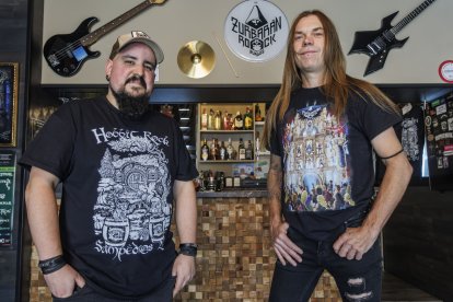 Diego FerCue, con la camiseta de Blusas del Metal, y Óscar Fernández ‘Keeper’ con la de Zurbarán Rock 2024.
