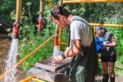 Línea de lavado a donde bombean el agua del río arlanzón para lavar el sedimento dispuesto sobre mallas de diferente grosor.