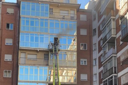 Los Bomberos intervienen en el incendio en la calle San Nicolás.