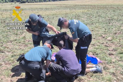 Los agentes atienden al hombre, que presentaba síntomas de deshidratación.