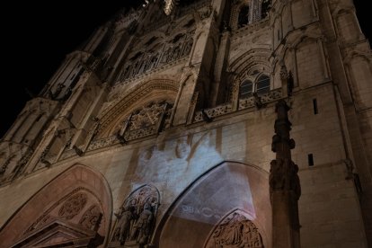 Imagen de la granja proyectada sobre la Catedral