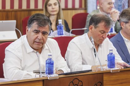 El concejal de Urbanismo, Juan Manuel Manso, junto a Borja Suárez en el pleno municipal.